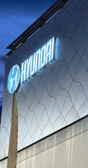 Logo hyundai sur un immeuble