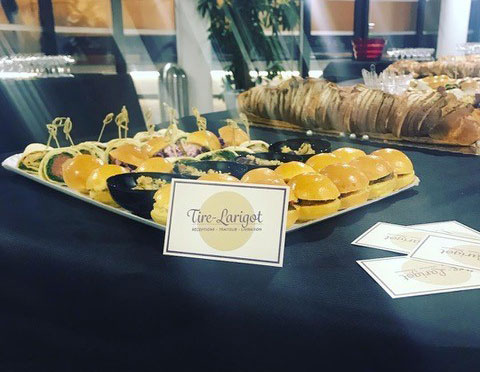 Une table avec un plateau traiteur